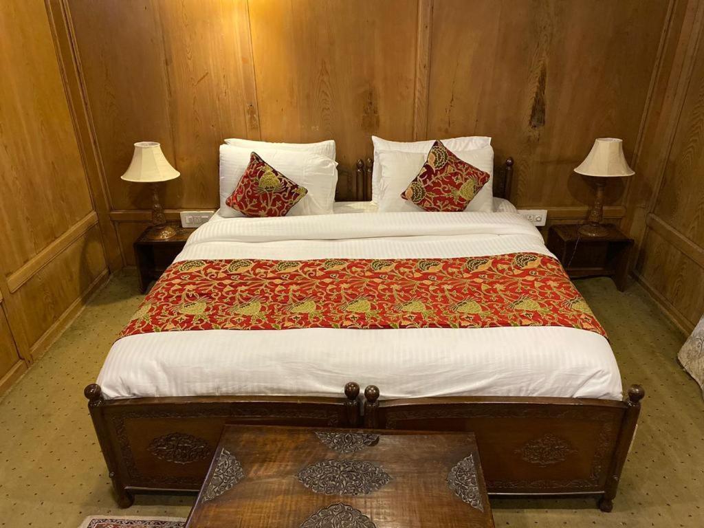 Nazneen Group Of Houseboats Srīnagar Rom bilde