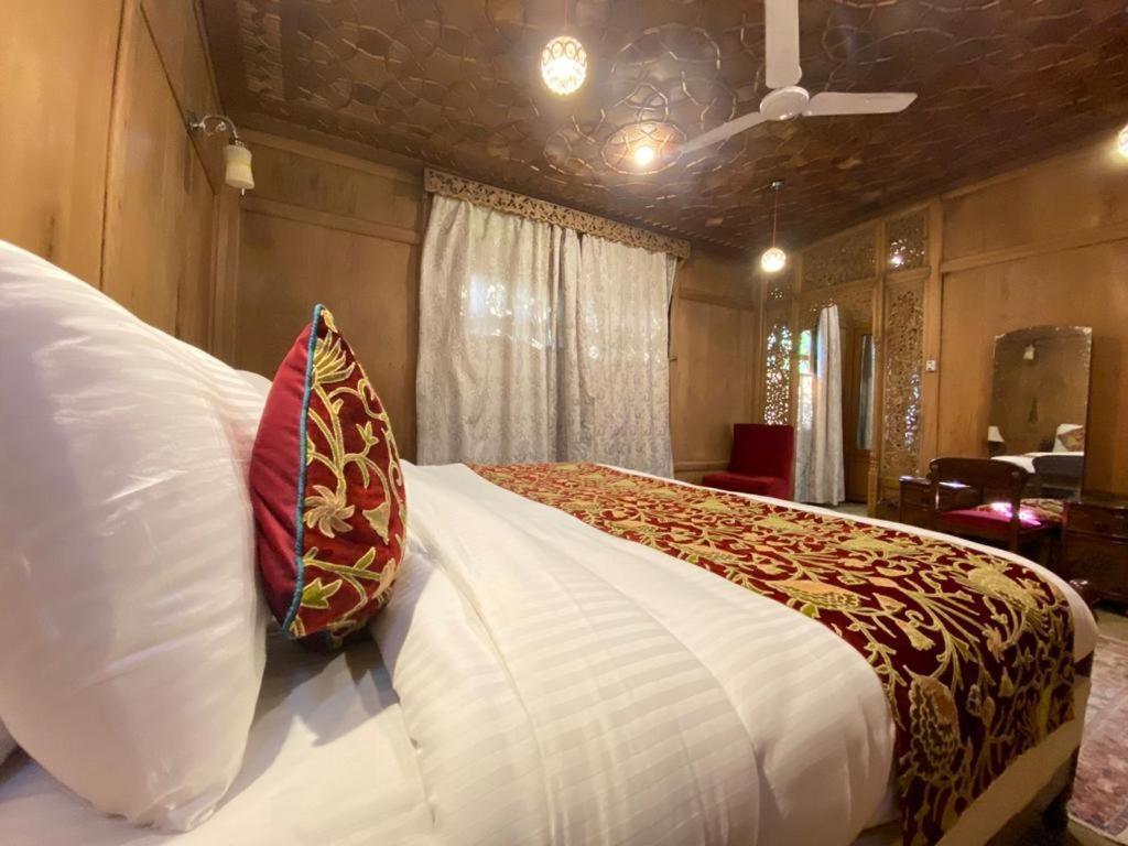 Nazneen Group Of Houseboats Srīnagar Rom bilde