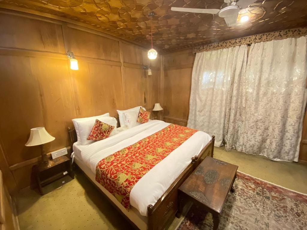 Nazneen Group Of Houseboats Srīnagar Rom bilde